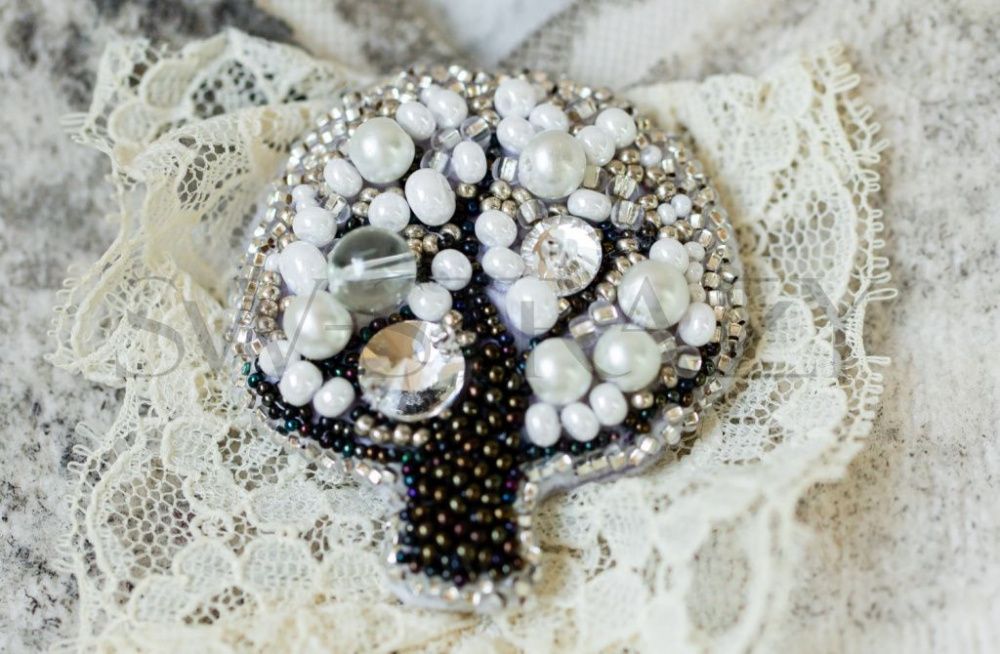 Брошь из остатков бисера
